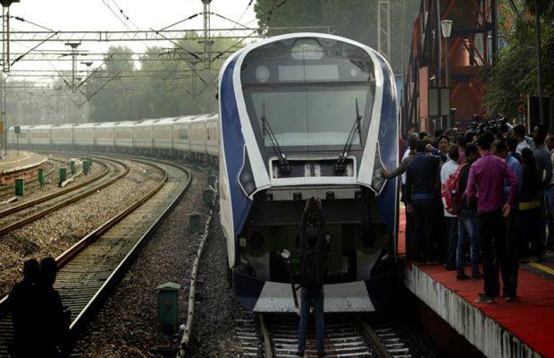 오늘 인도에서 엔진이 없는 열차가 시속 160km로 운행됩니다.